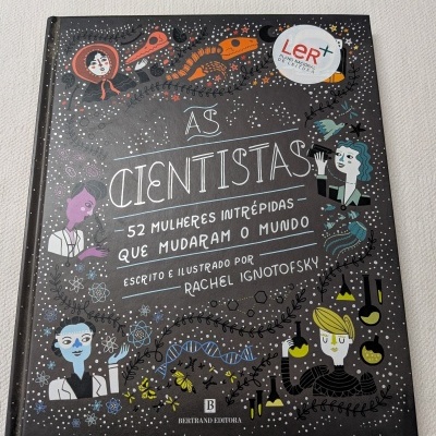 Livro AS CIENTISTAS com ilustrações coloridas e selo LeR+ sobre fundo branco