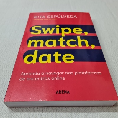 Livro 'Swipe, match, date' de Rita Sepúlveda com capa vermelha e texto amarelo, azul e branco
