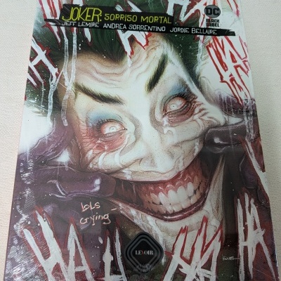 Capa de livro Joker Sorriso Mortal com rosto macabro e texto