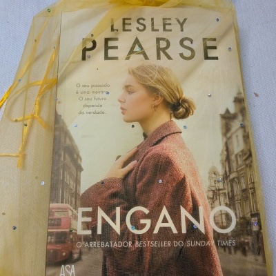 Capa do livro ENGANO de Lesley Pearse dentro de saco amarelo com lantejoulas