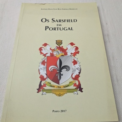 Livro Os Sarsfield em Portugal com brasão colorido numa capa creme