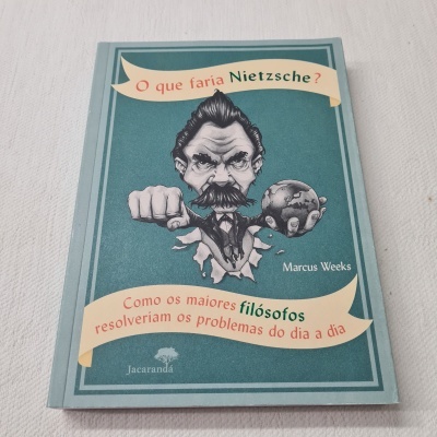 Livro com capa verde e ilustração de Nietzsche apontando o punho, título e textos em português.