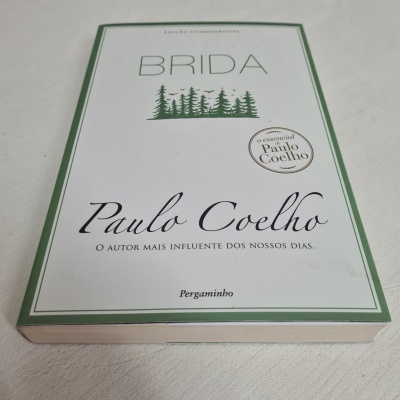 Capa do livro Brida de Paulo Coelho com borda verde