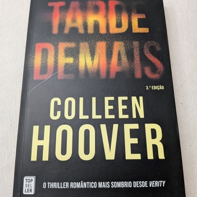 Livro TARDE DEMAIS de Colleen Hoover com capa preta e texto colorido