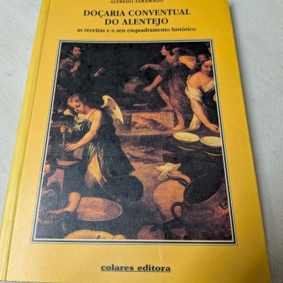 Livro amarelo Doçaria Conventual do Alentejo de Alfredo Saramago com ilustração histórica.