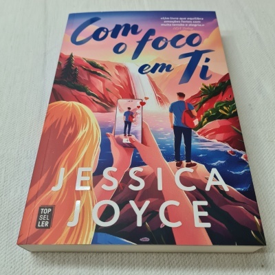 Capa de livro 'Com o foco em Ti' de Jessica Joyce com ilustração de paisagem e pessoas