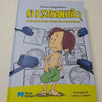 Capa de livro infantil com ilustração de um rapaz e câmaras azuis no fundo