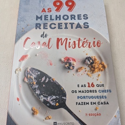 Capa de livro de receitas com texto e prato com restos de comida e colher preta