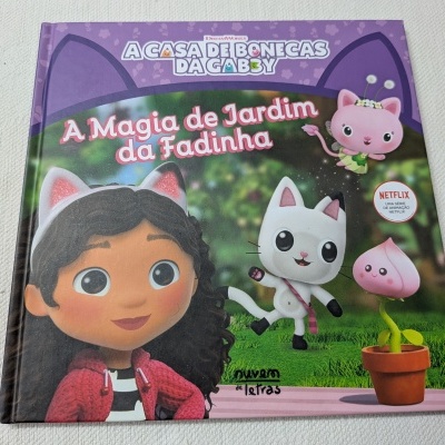 Capa de livro infantil com personagens animados e texto em português