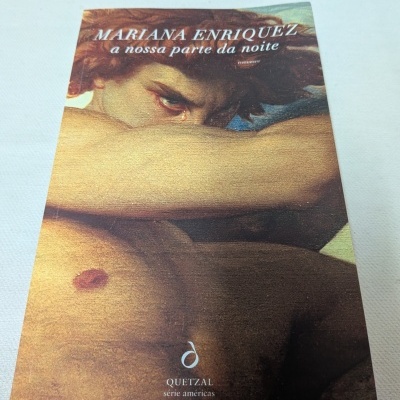 Capa de livro com imagem de homem a chorar e texto em branco