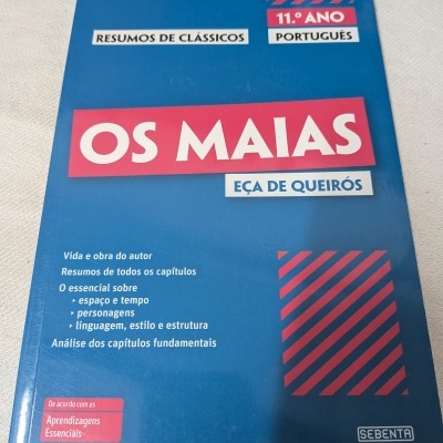 Capa azul de livro com título Os Maias de Eça de Queirós e informações escolares