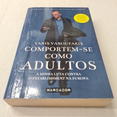 Livro Comportem-se Como Adultos de Yanis Varoufakis com capa azul