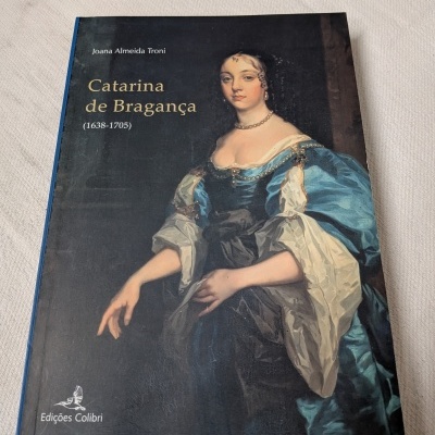 Capa de livro com retrato clássico de Catarina de Bragança