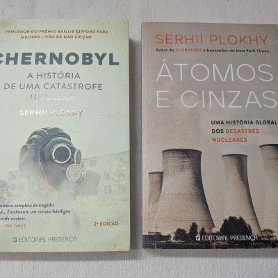 Dois livros sobre desastres nucleares, Chernobyl com imagem de máscara de gás, e Átomos e Cinzas com torres de arrefecimento.