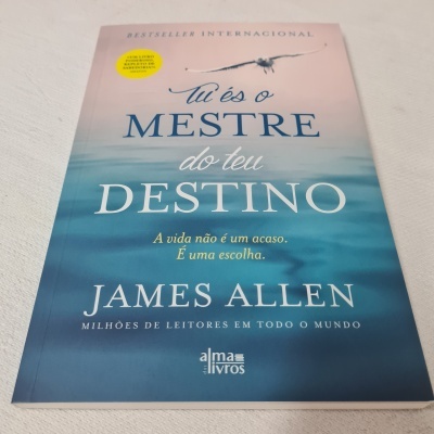 Capa de livro 'Tu és o Mestre do teu Destino' de James Allen em tons azuis e rosa