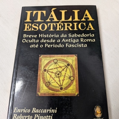 Capa preta do livro Itália Esotérica com texto amarelo e ilustração esotérica.