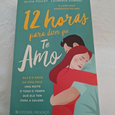 Capa de livro com casal abraçado e texto promocional em português