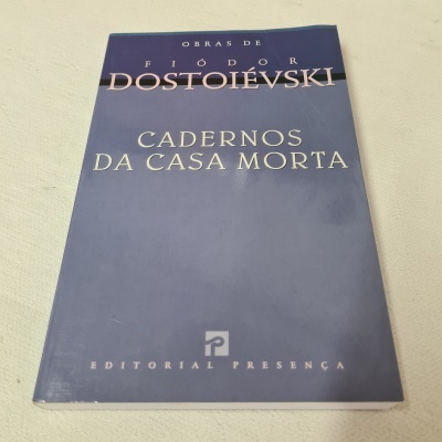 Livro capa azul com texto de Fiódor Dostoiévski Cadernos da Casa Morta