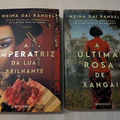 Livros A Imperatriz da Lua Brilhante e A Última Rosa de Xangai de Weina Dai Randel sobre superfície clara