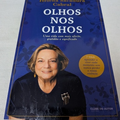 Livro Olhos nos Olhos de Helena Sacadura Cabral com capa azul e foto da autora