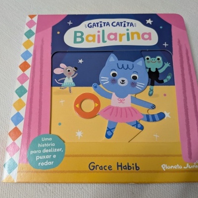 Capa do livro infantil GATITA CATITA Bailarina com gato azul, rato e sapo dançando, texto e design colorido.