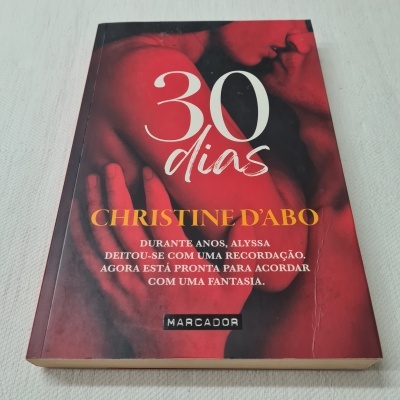 Livro '30 dias' de Christine D'Abo com capa vermelha mostrando duas pessoas abraçadas
