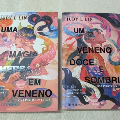 Capas de dois livros coloridos de Judy I. Lin com títulos UMA MAGIA IMERSA EM VENENO e UM VENENO DOCE E SOMBRIO.