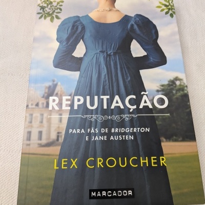 Capa do livro REPUTAÇÃO de Lex Croucher mostrando mulher de costas com vestido azul antigo em frente a palácio.