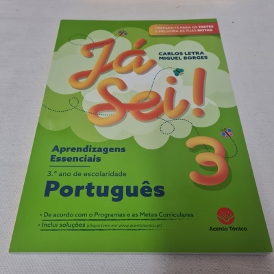 Capa de livro escolar verde 'Já sei! 3 Português' com texto e autores