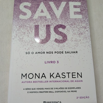Capa do livro Save Us de Mona Kasten com design branco e roxo