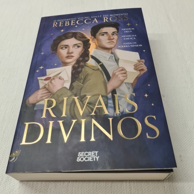 Capa do livro 'Rivais Divinos' de Rebecca Ross com ilustração de jovens segurando cartas