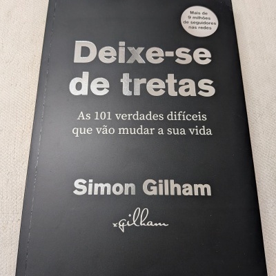 Capa preta de livro Deixe-se de tretas de Simon Gilham com texto e selo