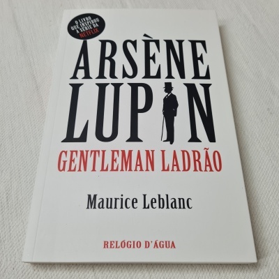 Capa de livro branca com título Arsène Lupin Gentleman Ladrão.