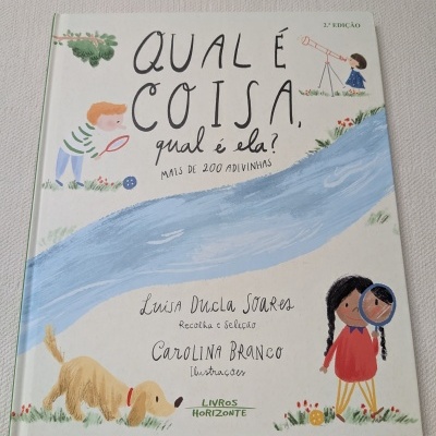 Capa de livro infantil com ilustrações de crianças e um cão