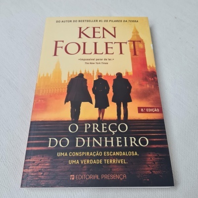 Capa do livro 'O preço do dinheiro' de Ken Follett com três pessoas numa rua em tons de laranja
