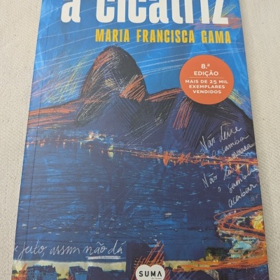 Capa do livro a cicatriz de Maria Francisca Gama com selo vermelho e texto manuscrito