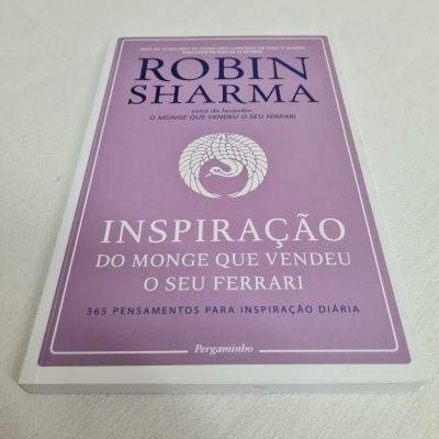 Livro 'Inspiração do Monge que Vendeu o Seu Ferrari' de Robin Sharma com capa lilás.