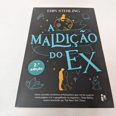 Capa do livro A MALDIÇÃO DO EX, 2.ª edição, de Erin Sterling