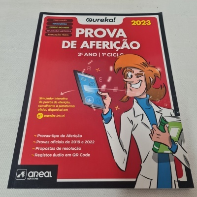 Capa de livro escolar vermelha e preta com ilustração de personagem e texto sobre prova de aferição