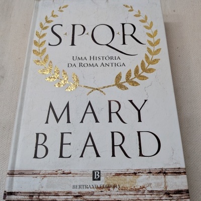 Capa de livro branco e dourado intitulado SPQR de Mary Beard