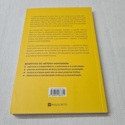 Capa traseira de livro amarela com texto em português sobre método Montessori e código de barras.