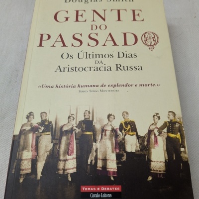 Capa de livro com título Gente do Passado e imagem de pessoas vestidas em roupas antigas.