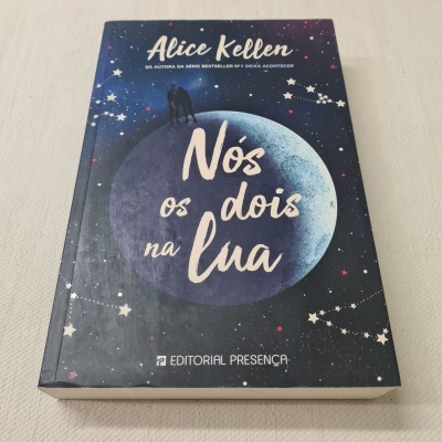 Capa de livro Nós os dois na lua com ilustração da lua e estrelas