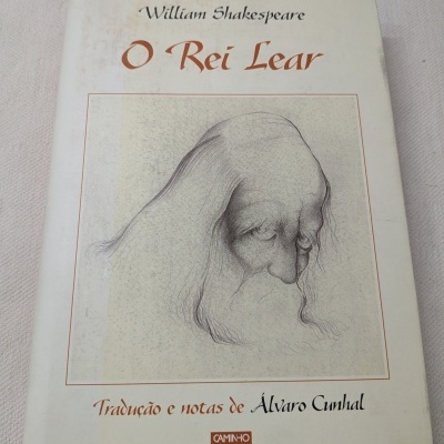 Capa do livro O Rei Lear de William Shakespeare, tradução e notas de Álvaro Cunhal.