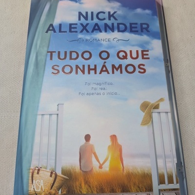 Capa de livro romance azul com casal e texto em português