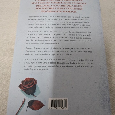 Capa traseira de livro cinzenta clara com texto em vermelho e preto, ilustração de rosa vermelha e código de barras com ISBN