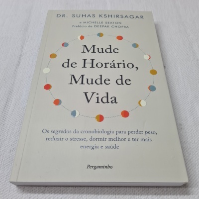 Capa do livro 'Mude de Horário, Mude de Vida' com pontos coloridos e texto em português