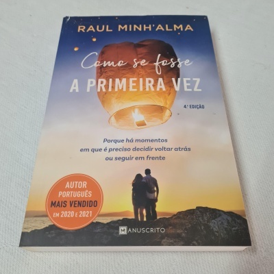 Capa de livro com casal e lanterna chinesa sobre paisagem ao pôr do sol