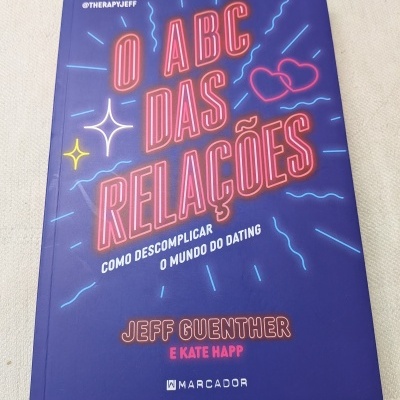 Livro azul com título O ABC Das Relações e texto complementar em português