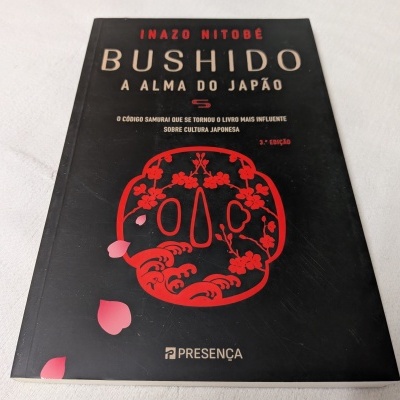 Capa do livro 'Bushido A Alma do Japão' com ilustração vermelha e texto em preto e vermelho